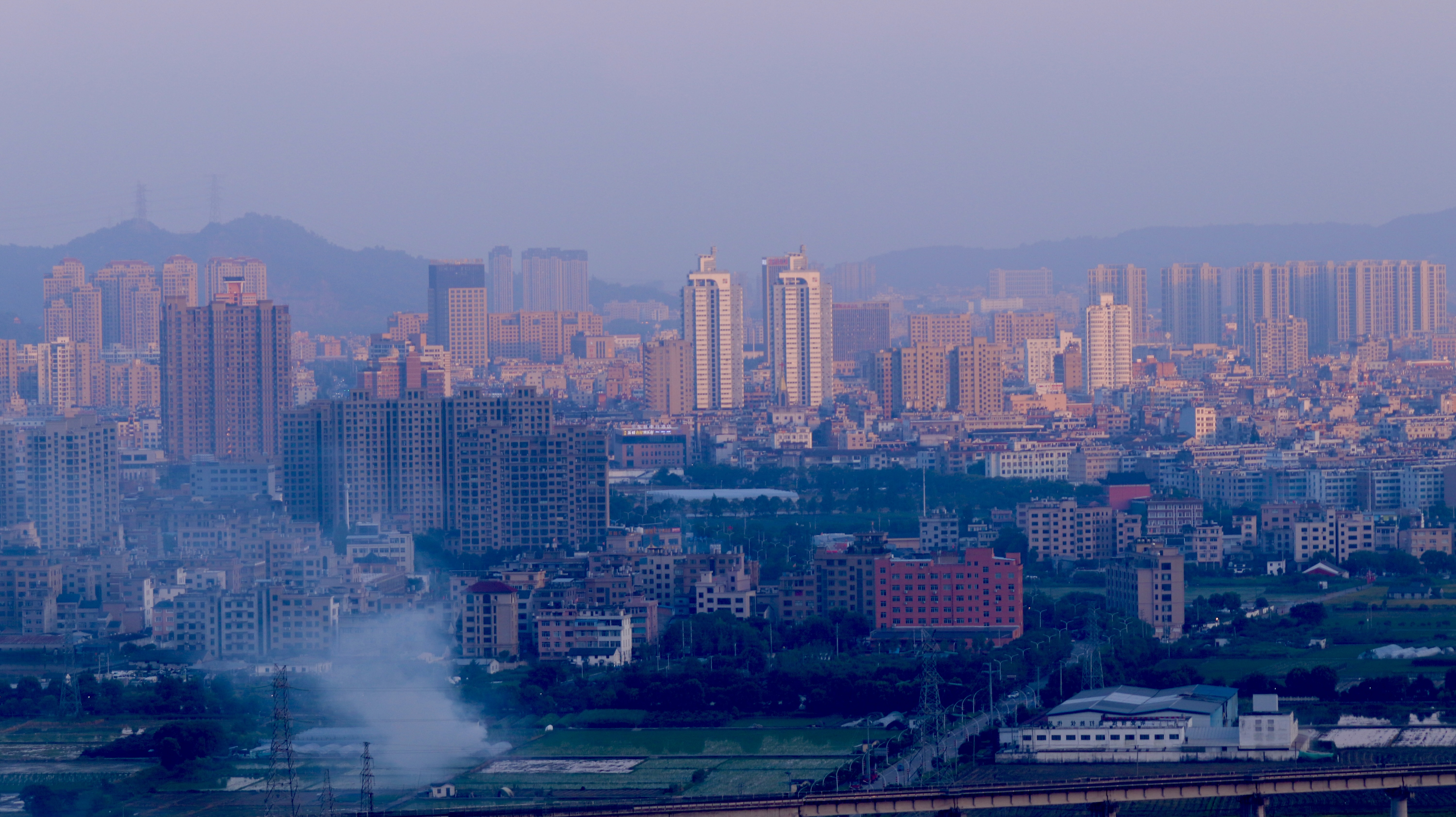 山顶景色，山下不可见
