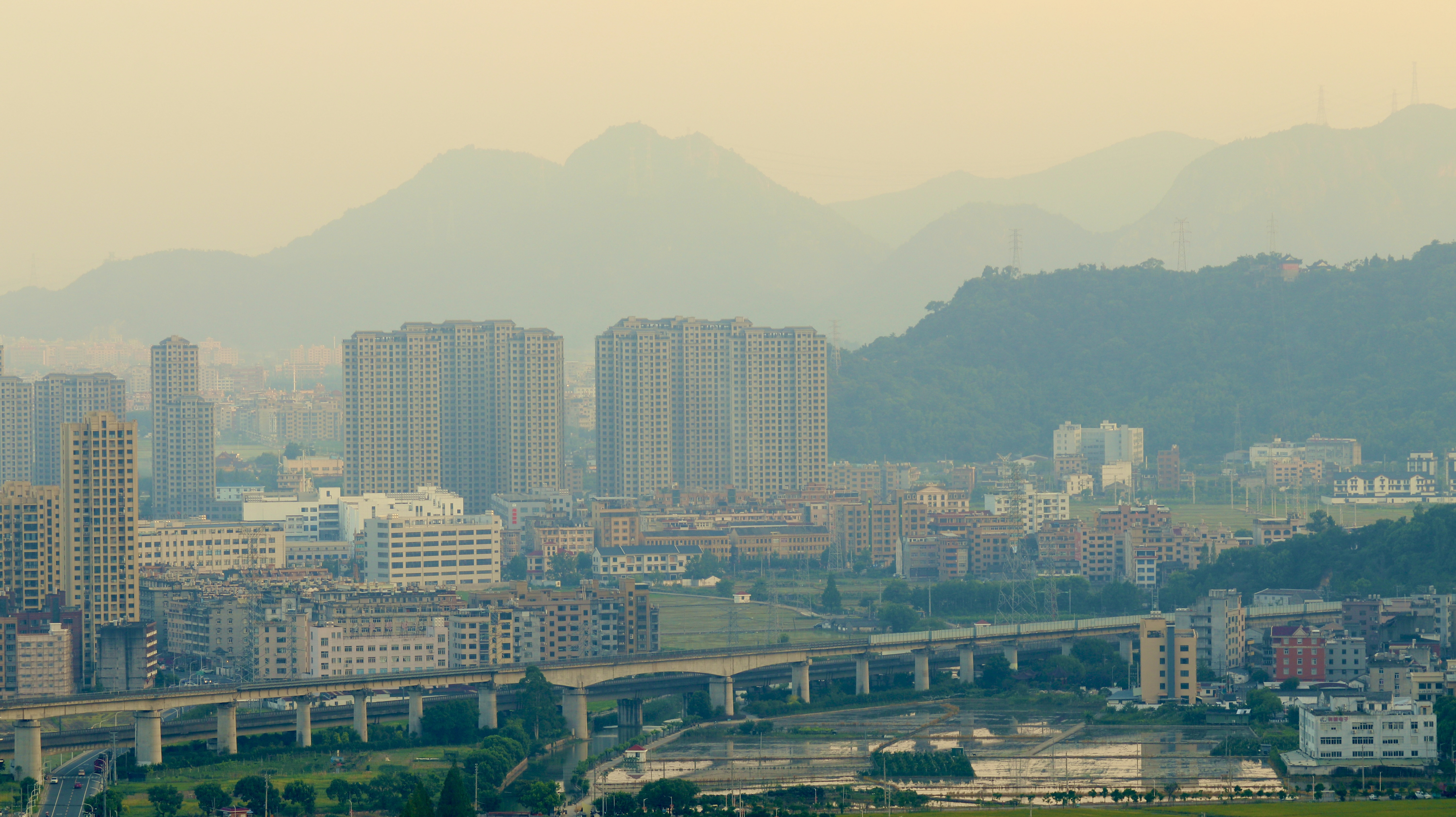 山顶景色，山下不可见
